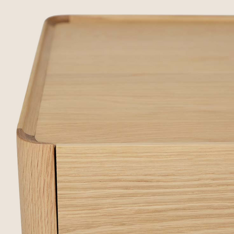 Close-up of solid oak surface and grain detail on the Jesse bedside table
